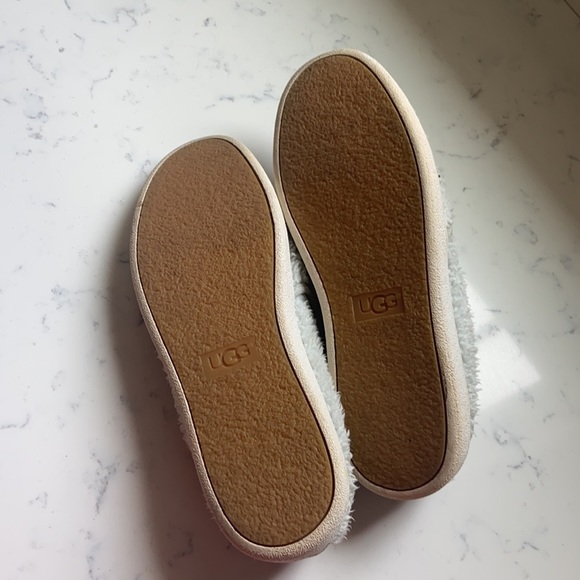 UGG slip on sneakers barley worn. - Picture 2 of 2